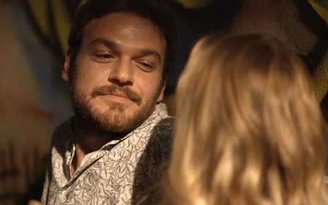 O ator Emilio Dantas, com expressão de satisfação, em cena como Rubinho em A Foça do Querer