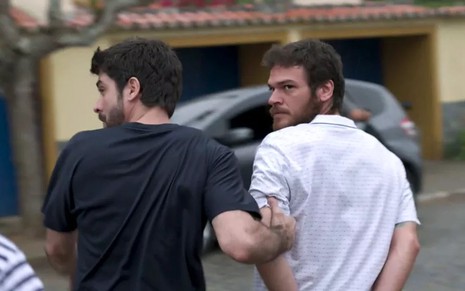 O ator Emilio Dantas, com expressão preocupada ao ser preso, em cena como Rubinho na novela A Força do Querer