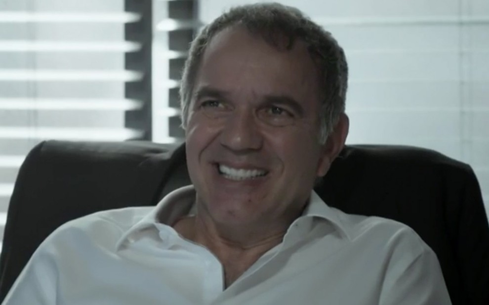Humberto Martins caracterizado como Eurico em A Força do Querer: de camisa branca, personagem ri para alguém fora do quadro
