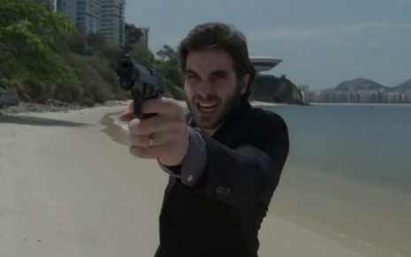 Cena da novela das nove da Globo, A Força do Querer, em que o personagem Ruy (Fiuk) aparece atirando com um revólver