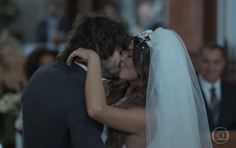 Ruy (Fiuk) beija Ritinha (Isis Valverde) no altar vestida de noiva em cena de A Força do Querer