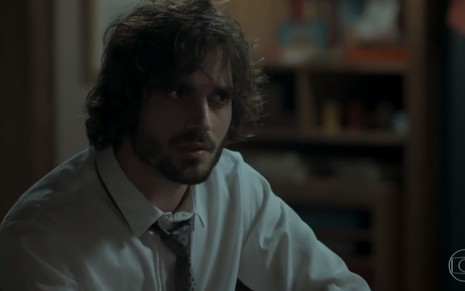 O ator Fiuk, com o cabelo bagunçado, com camisa e gravata, em cena como Ruy em A Força do Querer