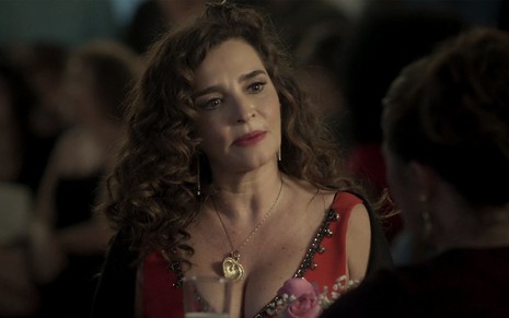 A atriz Gisele Fróes caracterizada como Cândida em cena de A Força do Querer