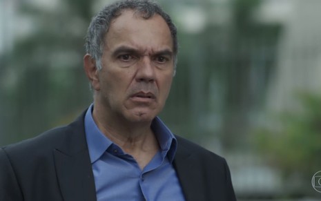 O ator Humberto Martins, com expressão indignada, em cena como Eurico na novela A Força do Querer