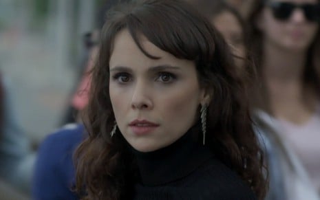 Débora Falabella em cena de A Força do Querer: personagem olha com surpresa para alguém fora do quadro