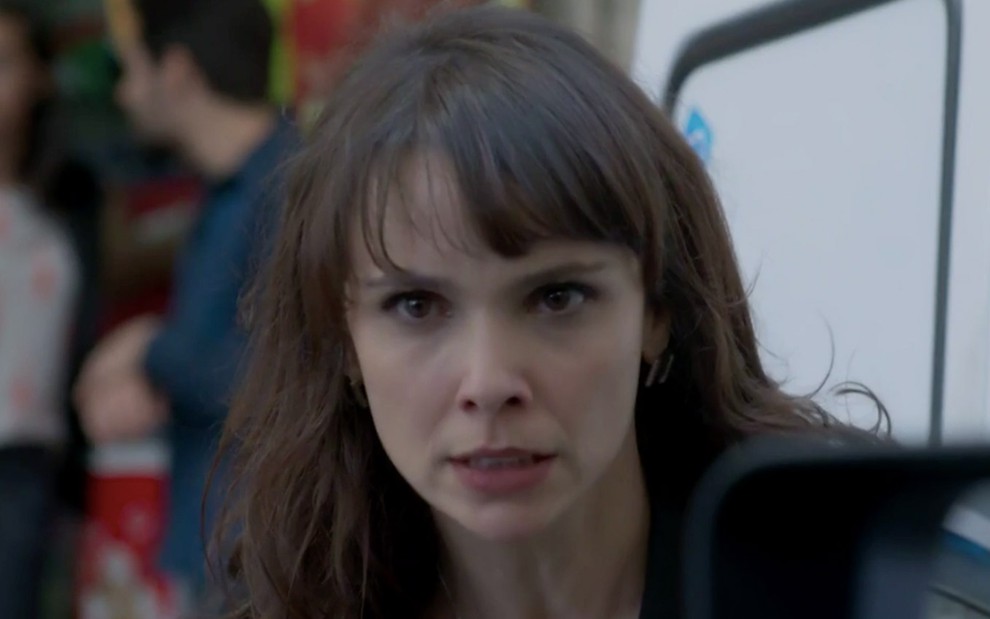 Débora Falabella em cena de A Força do Querer: personagem olha com ódio para alguém fora do quadro