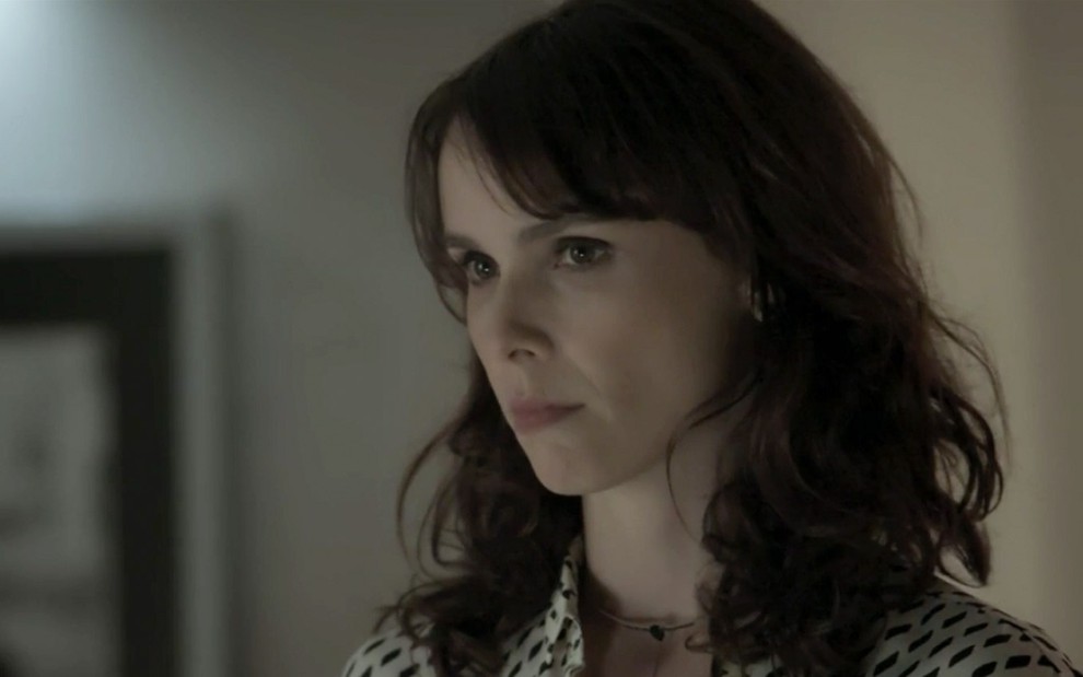 Débora Falabella em cena de A Força do Querer: personagem olha com preocupação para o horizonte