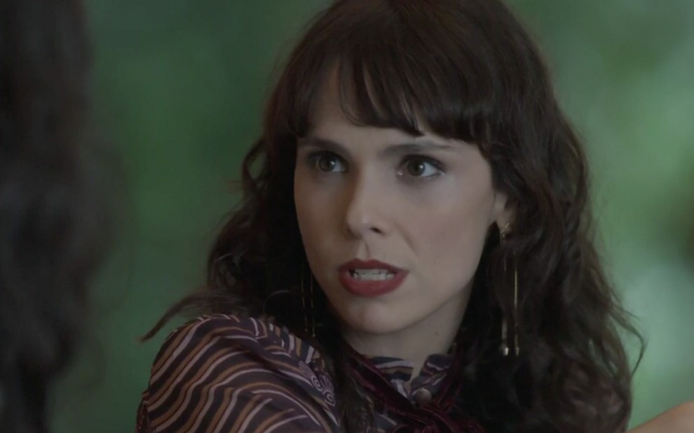 A atriz Débora Falabella conversa com alguém fora de quadro em cena de A Força do Querer, novela em que interpreta Irene