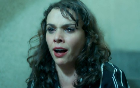 Débora Falabella em cena de A Força do Querer: caracterizada como Irene, personagem chora e olha com desespero para o horizonte