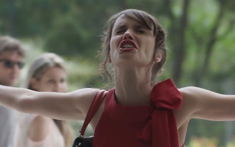 Débora Falabella grava cena vestida de vermelho, destemperada e desesperada como Irene de A Força do Querer