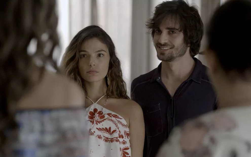 A atriz Isis Valverde, com expressão preocupada, ao lado do ator Fiuk, que está sorrindo, em cena como Ritinha e Ruy em A Força do Querer
