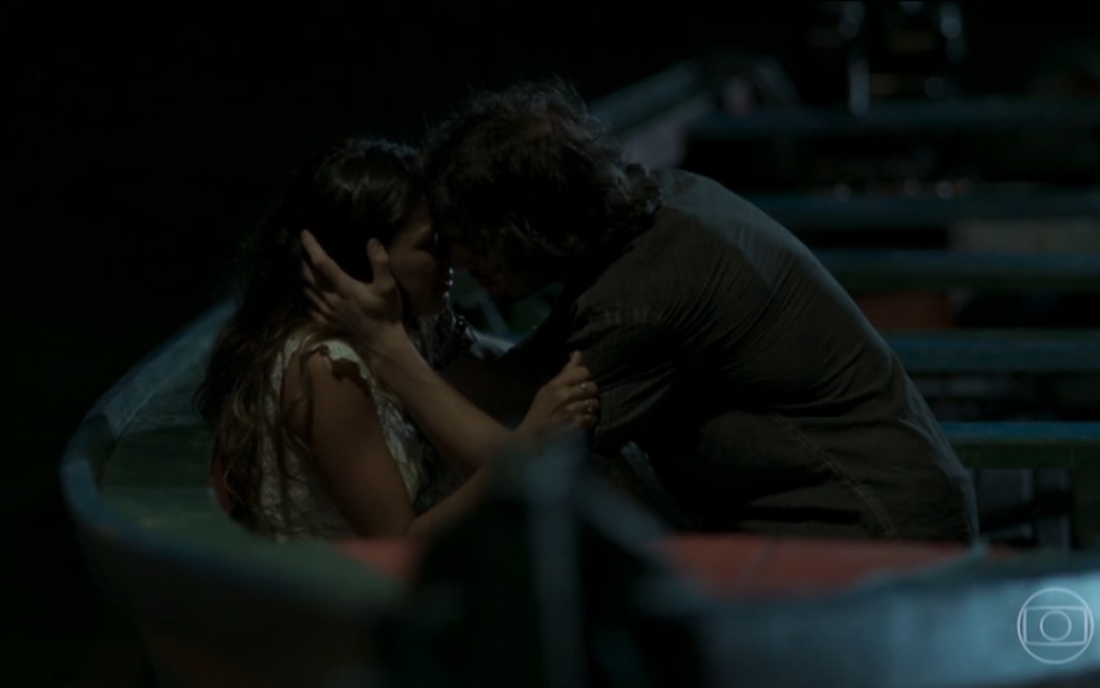 A atriz Isis Valverde e o ator Fiuk, se beijando dentro de um barco, em cena como Ritinha e Ruy, na novela A Força do Querer