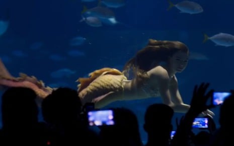 A atriz Isis Valverde como sereia nadando em um aquário, em cena como Ritinha em A Força do Querer