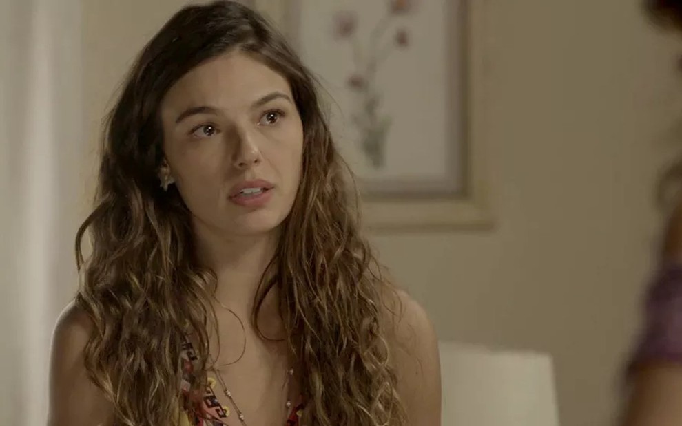 A atriz Isis Valverde, com expressão tensa, em cena como Ritinha em A Força do Querer