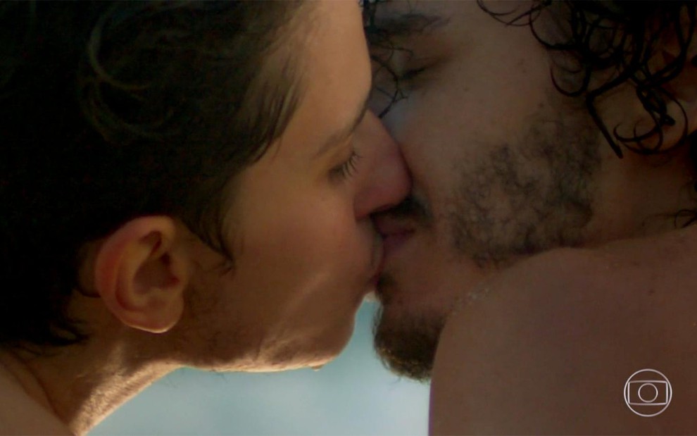 Carol Duarte e Gabriel Stauffer em cena de A Força do Querer: caracterizados como Ivan e Cláudio, casal se beija