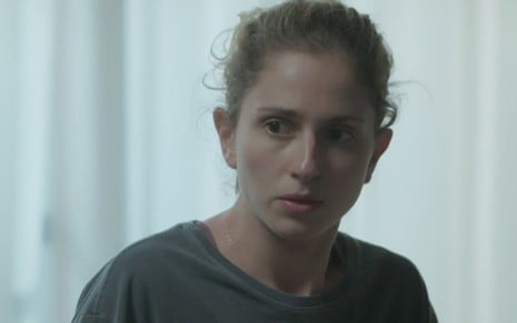 Carol Duarte em cena de A Força do Querer: personagem olha de maneira séria para alguém fora do quadro