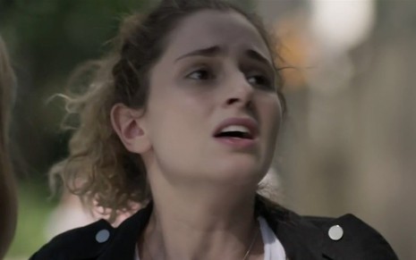 Carol Duarte caracterizada como Ivana em A Força do Querer: personagem olha com desespero para alguém fora do quadro