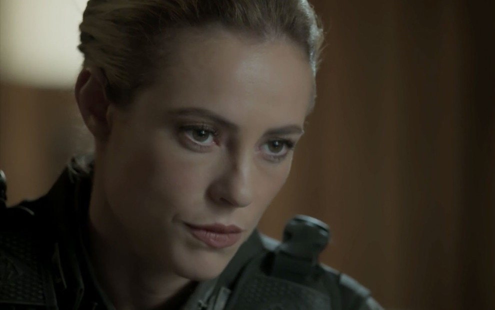 A atriz Paolla Oliveira, com expressão séria, vestida de policial, em cena como Jeiza na novela A Força do Querer