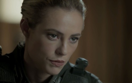 A atriz Paolla Oliveira, com expressão séria, vestida de policial, em cena como Jeiza na novela A Força do Querer
