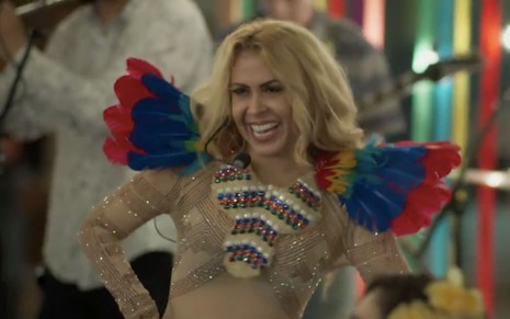 A cantora Joelma sorri enquanto dança em cena da novela A Força do Querer, da Globo