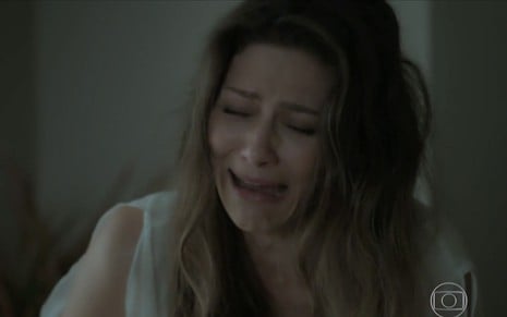 Maria Fernanda Cândido em cena de A Força do Querer: personagem chora copiosamente em cena