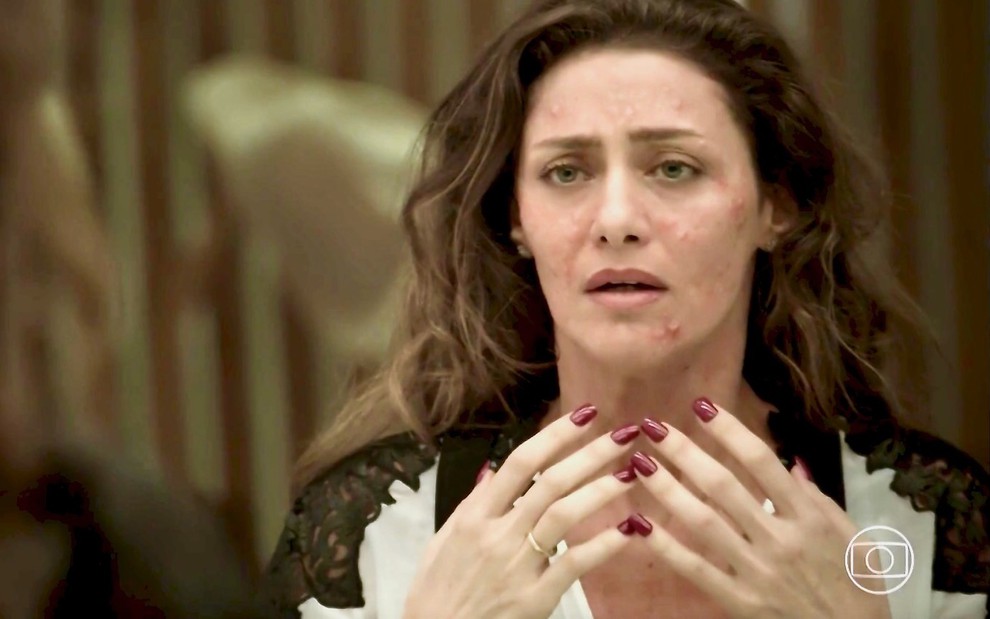 A atriz Maria Fernanda Cândido se olha em espelho e vê deformidades no rosto em cena da novela A Força do Querer