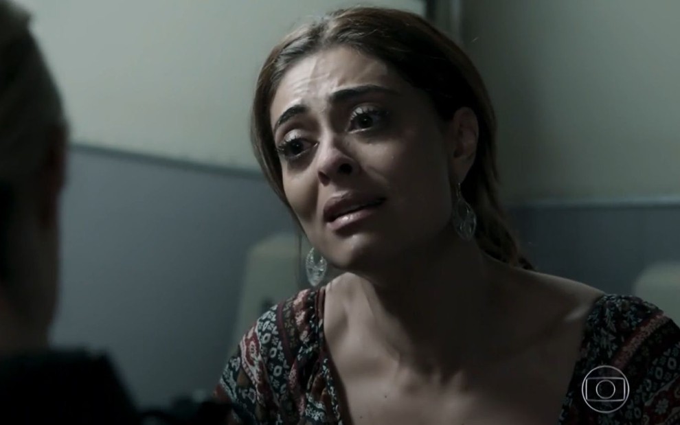 Bibi (Juliana Paes) chora com expressão sofrida em cena de A Força do Querer