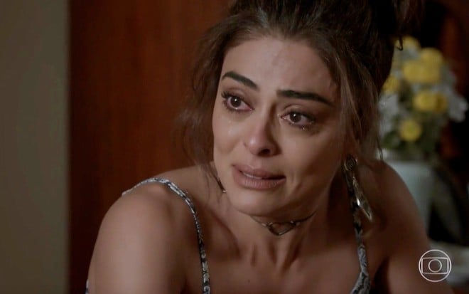 A atriz Juliana Paes chora durante gravação de cena de A Força do Querer em que está com cabelo preso e usando uma regata