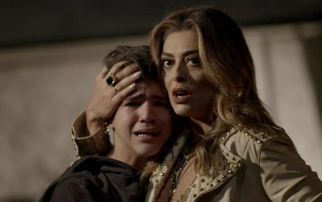 A atriz Juliana Paes abraça o ator Drico Alves, que chora, em cena de A Força do Querer