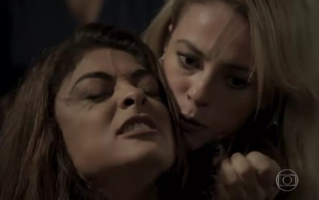 As atrizes Paolla Oliveira e Juliana Paes em cena de briga, como Jeiza e Bibi em A Força do Querer