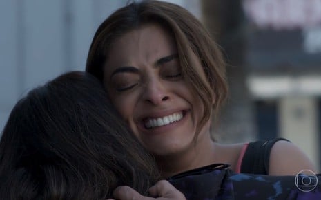 Juliana Paes, chorando abraçada na atriz Elizangela, em cena como Bibi e Aurora em A Força do Querer