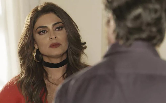 A atriz Juliana Paes, com expressão de desagrado, em cena como Bibi em A Força do Querer