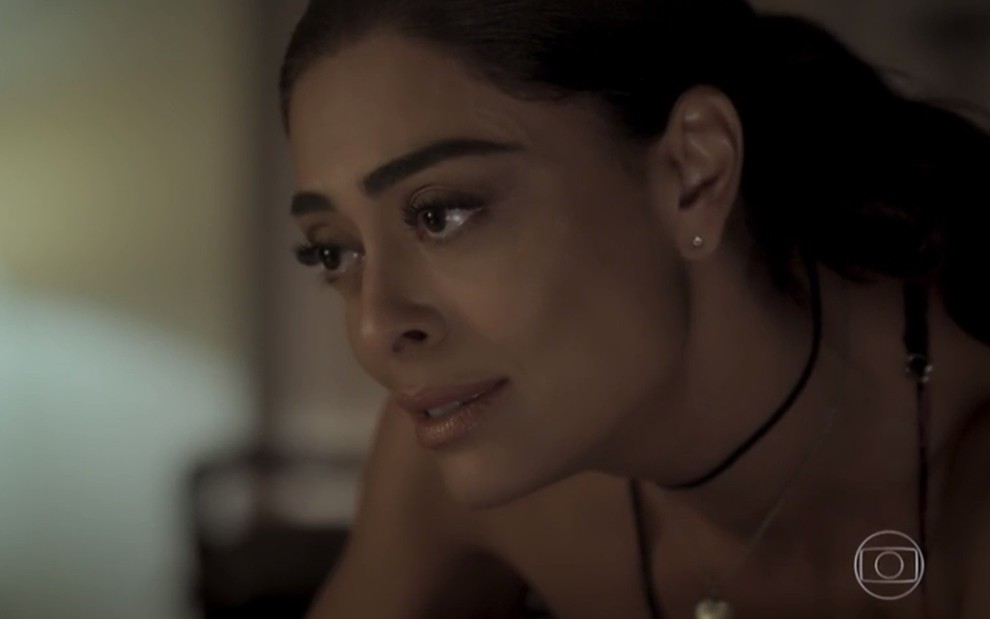 A atriz Juliana Paes, com o cabelo preso e uma corrente grudada no pescoço, com expressão de tristeza, como Bibi em A Força do Querer