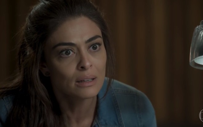 A atriz Juliana Paes com expressão assustada, em cena como Bibi em A Força do Querer