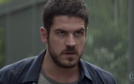 O ator Marco Pigossi, com expressão de raiva, em cena como Zeca em A Força do Querer