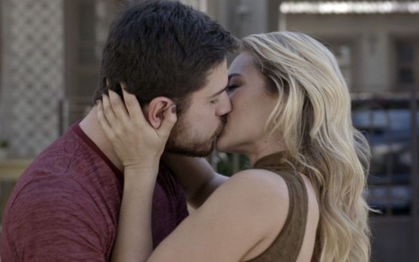 Marco Pigossi e Paolla Oliveira em cena de beijo de A Força do Querer