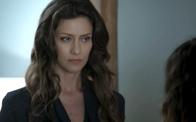 A atriz Maria Fernanda Cândido, com expressão de determinação, em cena como Joyce em A Força do Querer