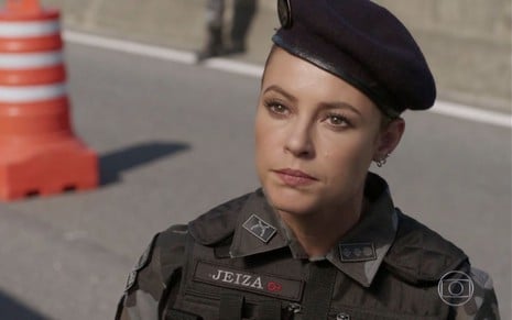 A atriz Paolla Oliveira usa figurino de policial como a personagem Jeiza da novela das nove da Globo A Força do Querer
