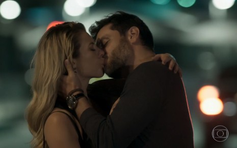 Os atores Paolla Oliviera e Rodrigo Lombardi, em cena de beijo em A Força do Querer