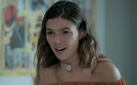 Isis Valverde em cena de A Força do Querer: caracterizada como Ritinha, personagem chora desesperadamente para alguém fora do quadro
