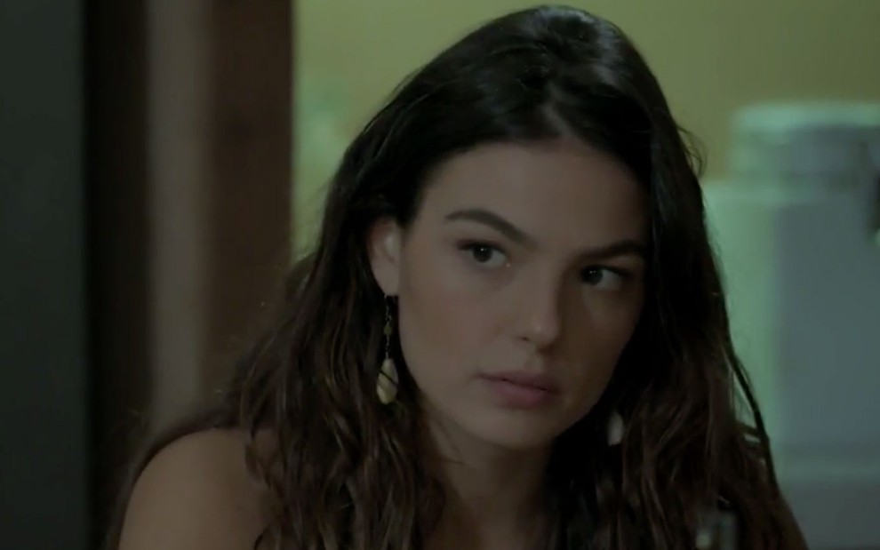 A atriz Isis Valverde, com expressão desconfiada, em cena como Ritinha em A Força do Querer