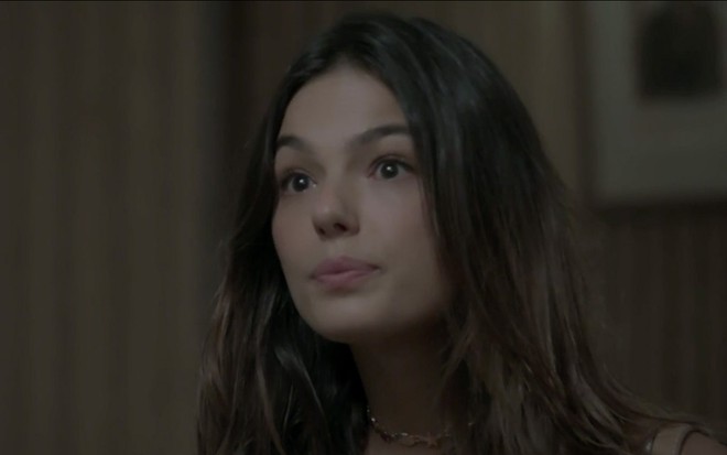 Isis Valverde em cena de A Força do Querer: personagem olha de maneira irônica para alguém fora do quadro