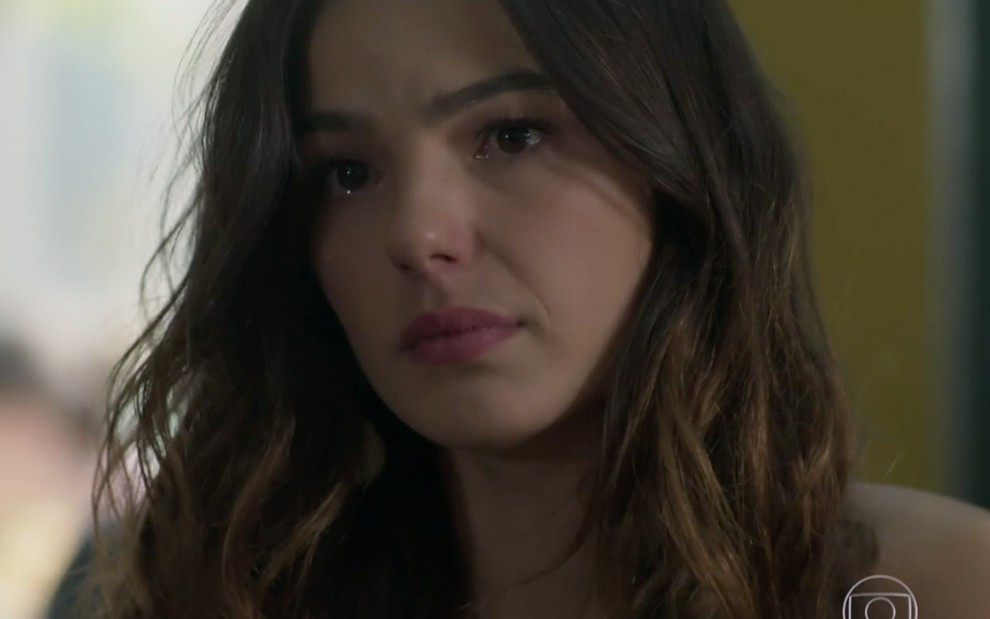 Isis Valverde em cena de A Força do Querer: em close, personagem olha para alguém com cara de choro