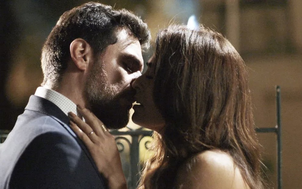 O ator Rodrigo Lombardi como Caio à esquerda beija a atriz Juliana Paes como Bibi à direita em cena de A Força do Querer