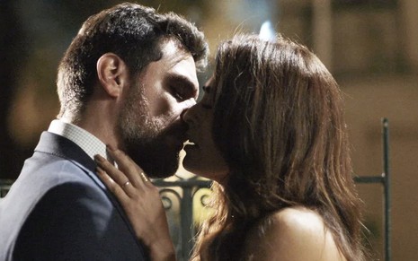 O ator Rodrigo Lombardi como Caio à esquerda beija a atriz Juliana Paes como Bibi à direita em cena de A Força do Querer