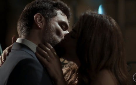 Os atores Rodrigo Lombardi e Juliana Paes, em cena de beijo, como Caio e Bibi, em A Força do Querer