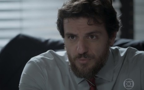 O ator Rodrigo Lombardi, com expressão de preocupação, como Caio em A Força do Querer