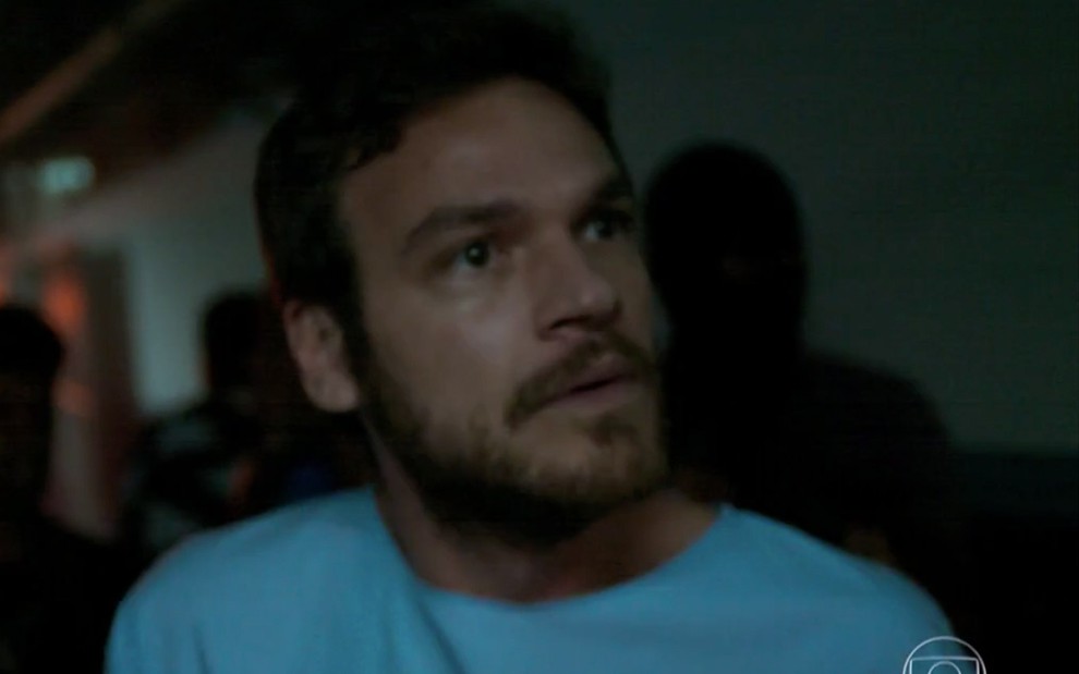 Emilio Dantas caracterizado como Rubinho em A Força do Querer: com camisola de hospital, personagem olha para o horizonte com feição de desespero