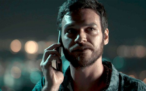 O ator Emilio Dantas simula conversa em ligação telefônica durante gravação de cena de A Força do Querer