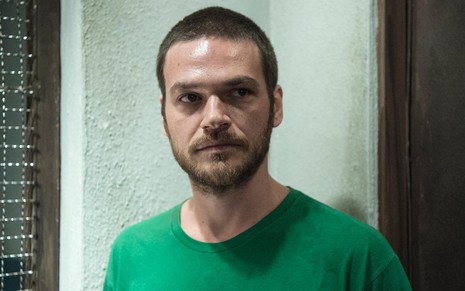 Emilio Dantas caracterizado como Rubinho em cena de prisão